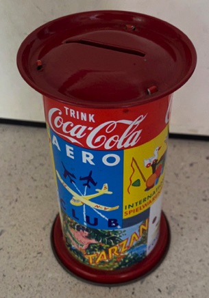 499081-1 € 10,00 coca cola spaarpot trink afb vliegtuig  H12 D7 cm.jpeg